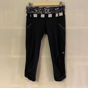 Lululemon Run a Marathon Crop II in black stripe Flowabunga floral crops